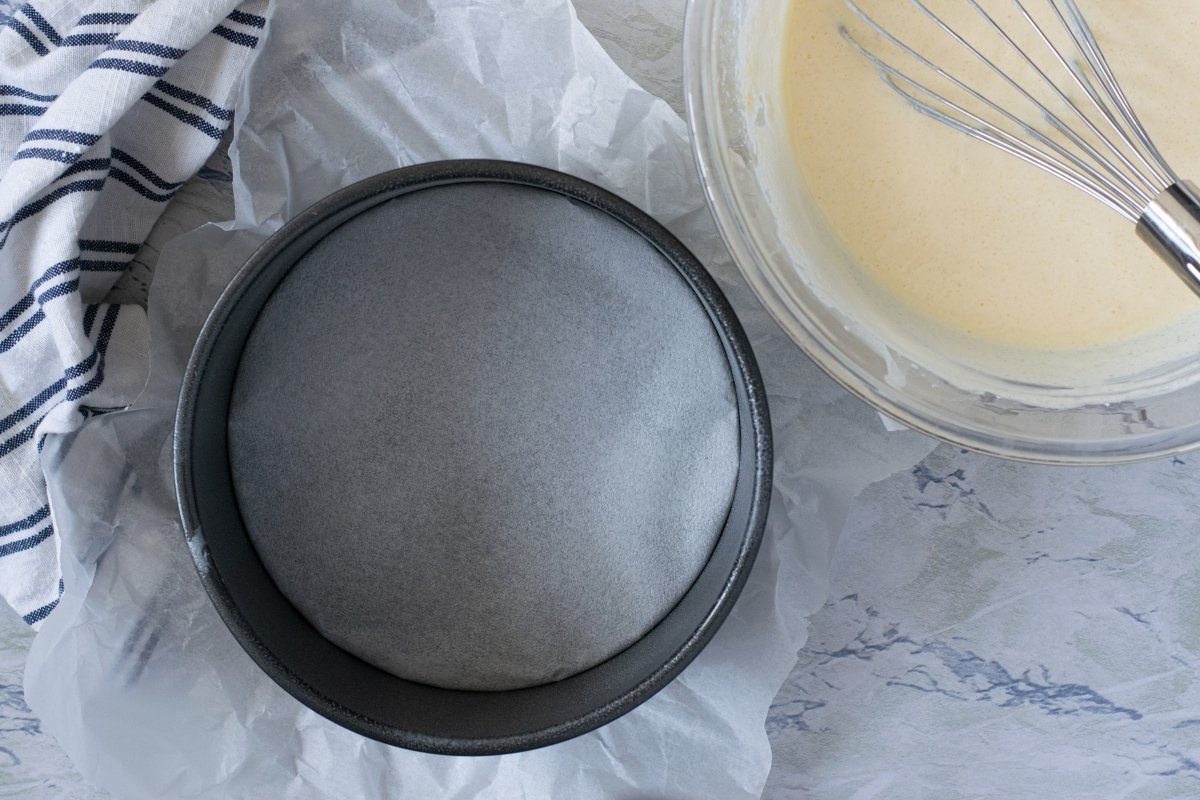 Engrasamos y forramos el molde de la tarta de yogur griego