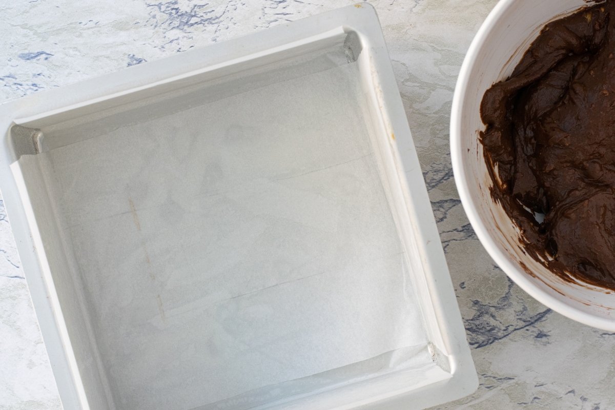 Engrasamos y forramos el molde del brownie de aguacate