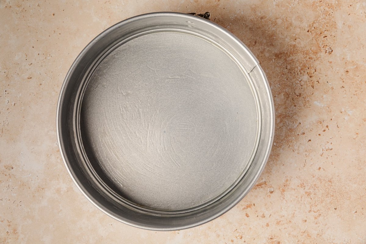 Engrasando el molde de la tarta de Santiago en Thermomix