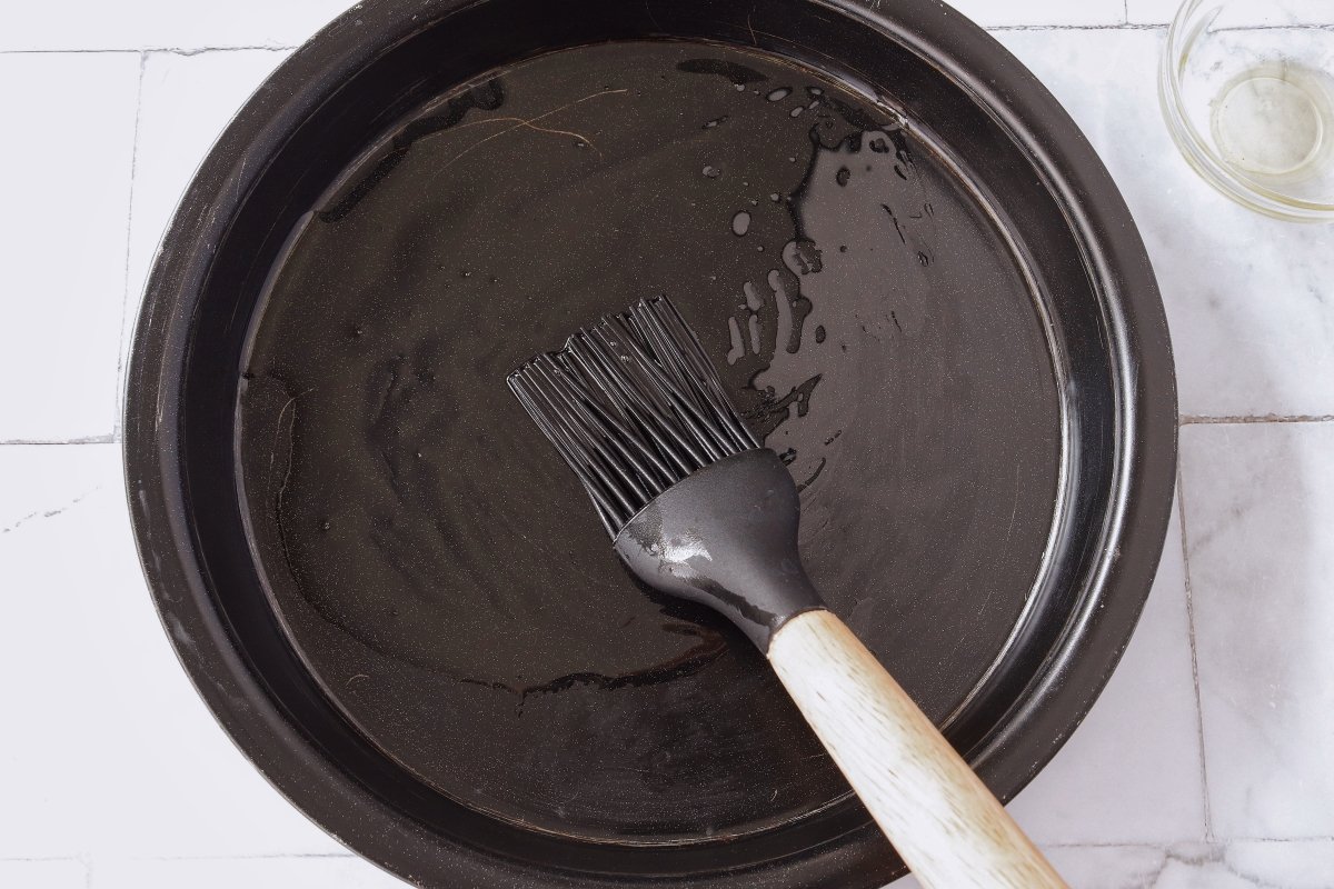 Engrasar el recipiente para hacer la tortilla francesa en freidora de aire