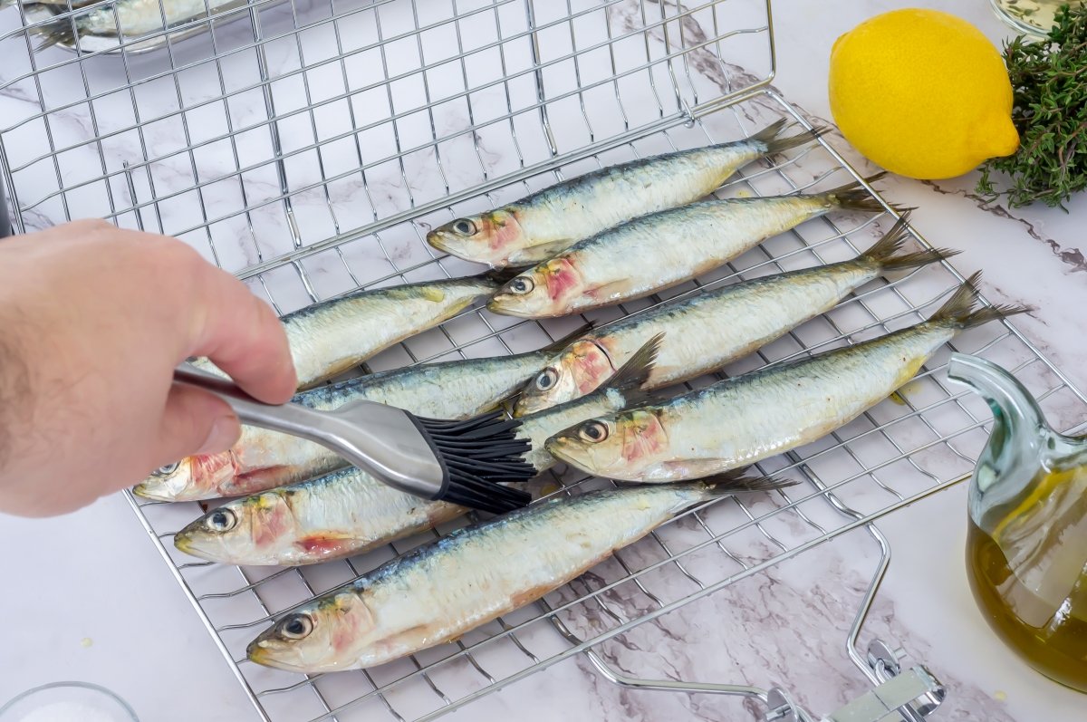 Engrasar las sardinas para hacerlas a la brasa