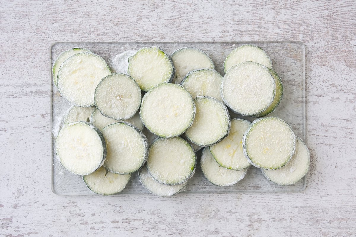 Enharinamos el calabacín cortado