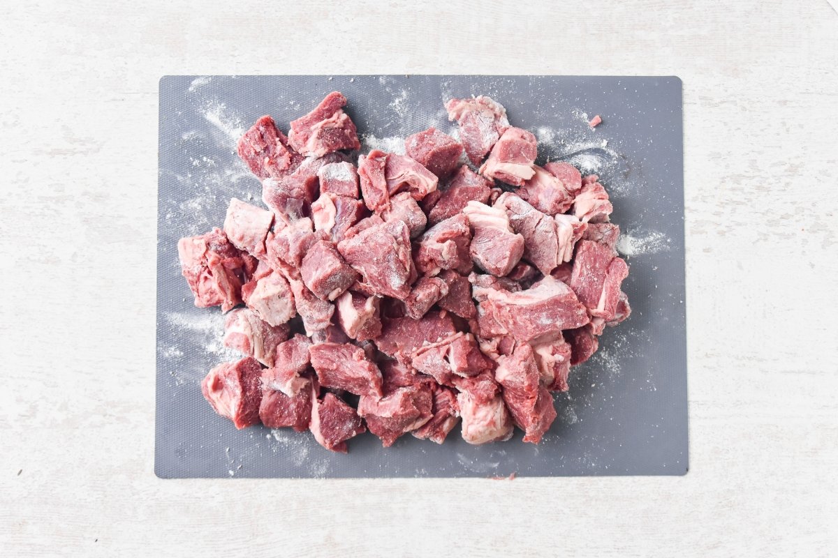 Enharinamos la carne para el estofado de ternera al vino tinto