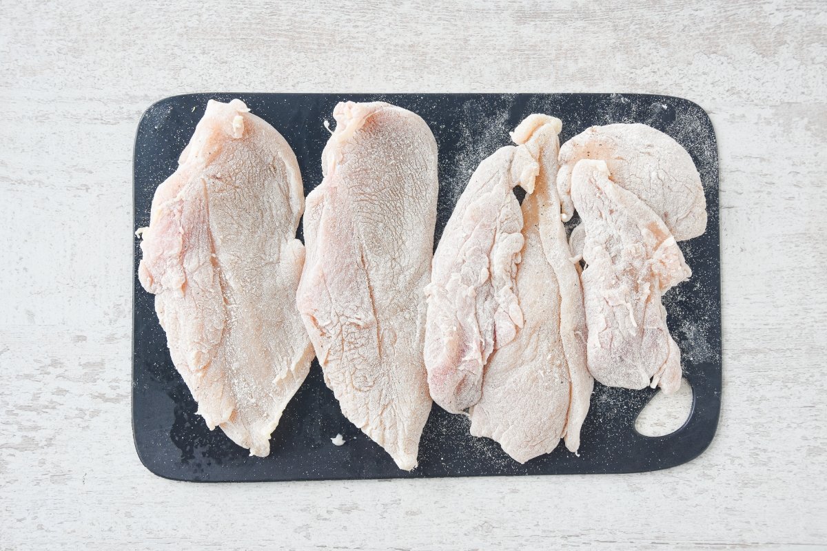 Enharinamos las pechugas de pollo