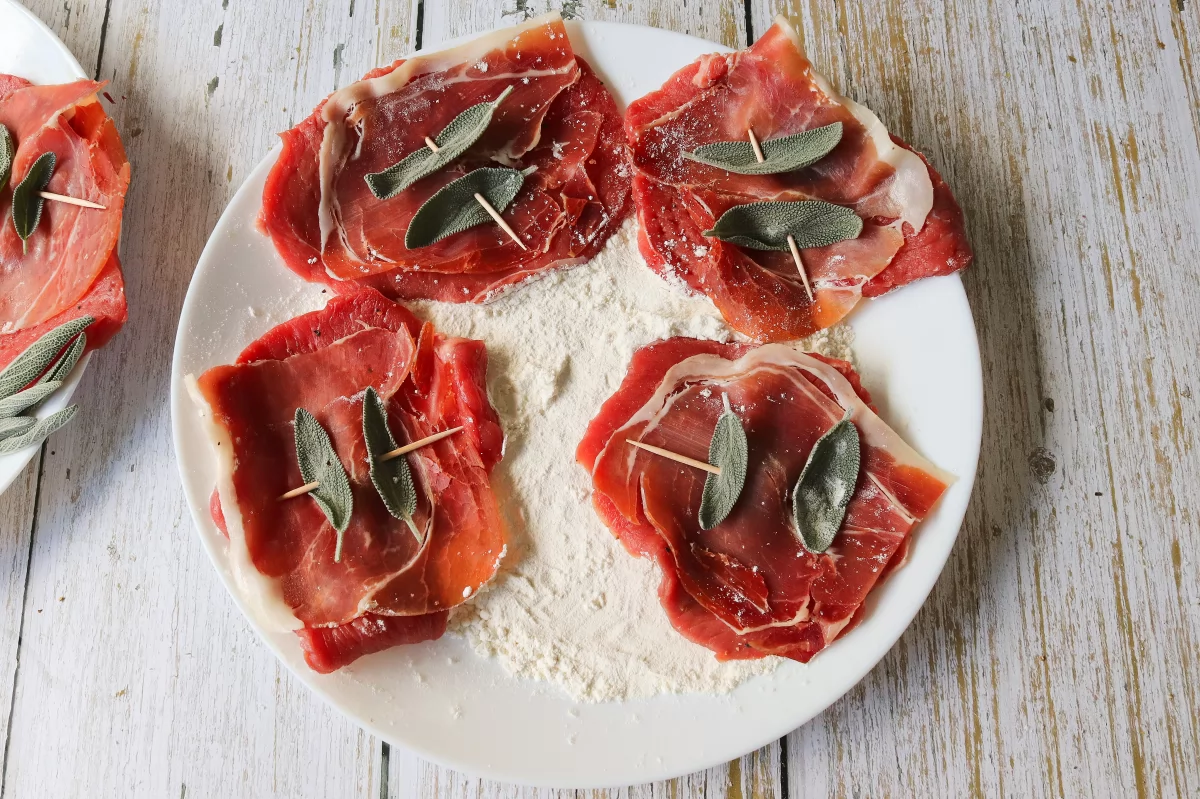 Enharinamos por un lado los filetes de saltimbocca