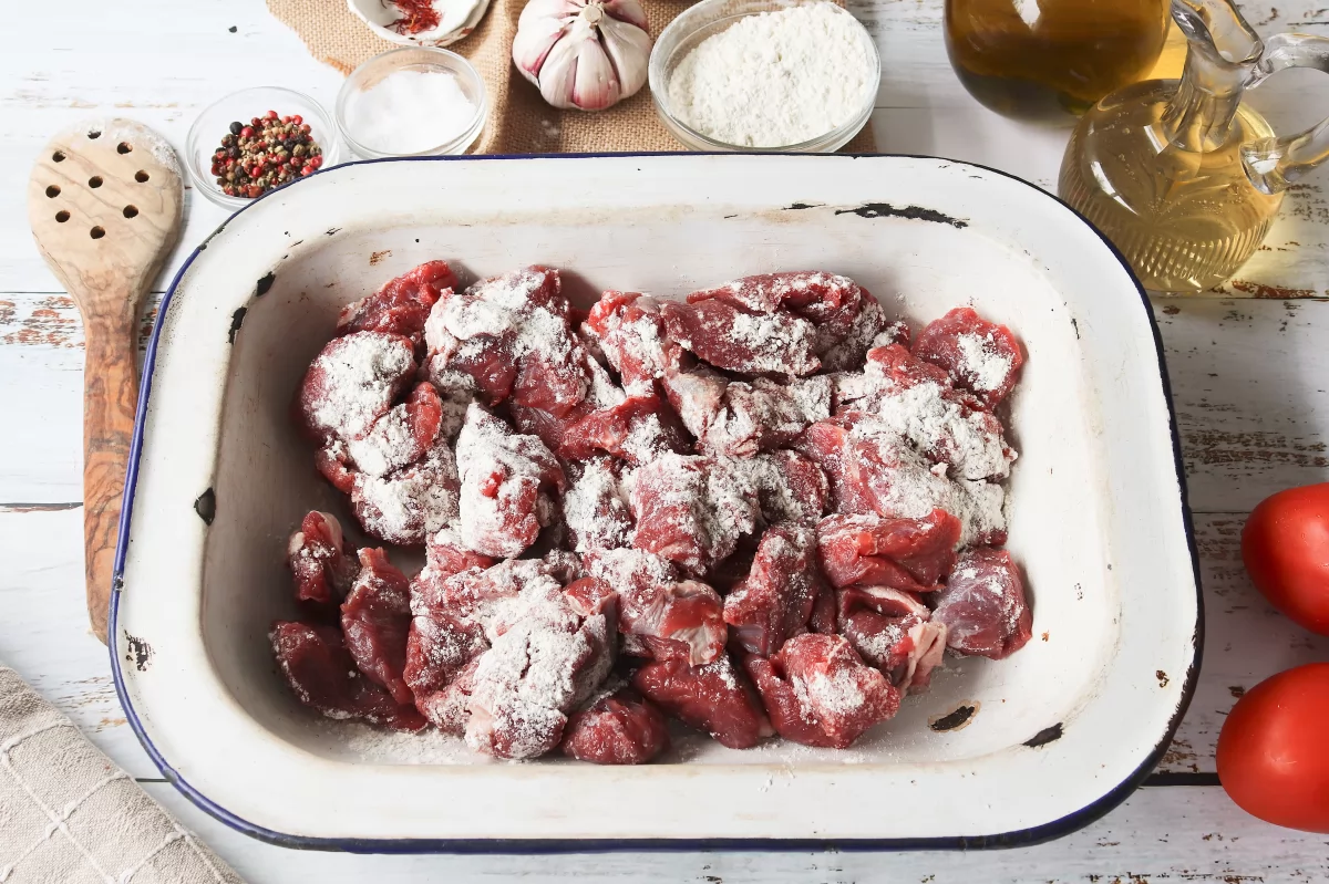 Enharinar carne caldereta de carne de ternera