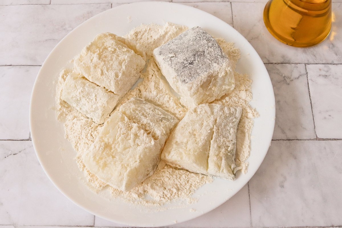 Enharinar el bacalao para hacerlo con samfaina