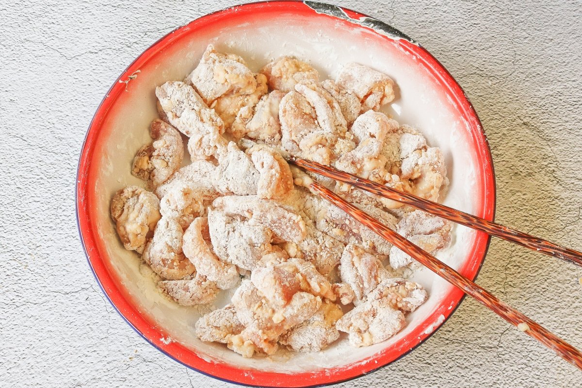 Enharinar el pollo del general Tso