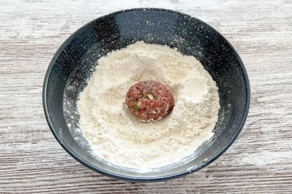 Albóndigas en salsa española al horno 9 Enharinar las albóndigas de carne