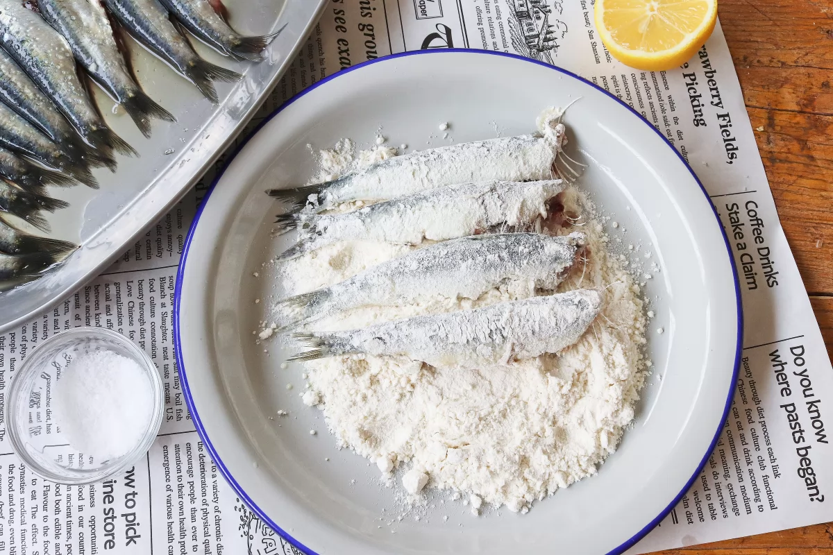 Enharinar las sardinas fritas