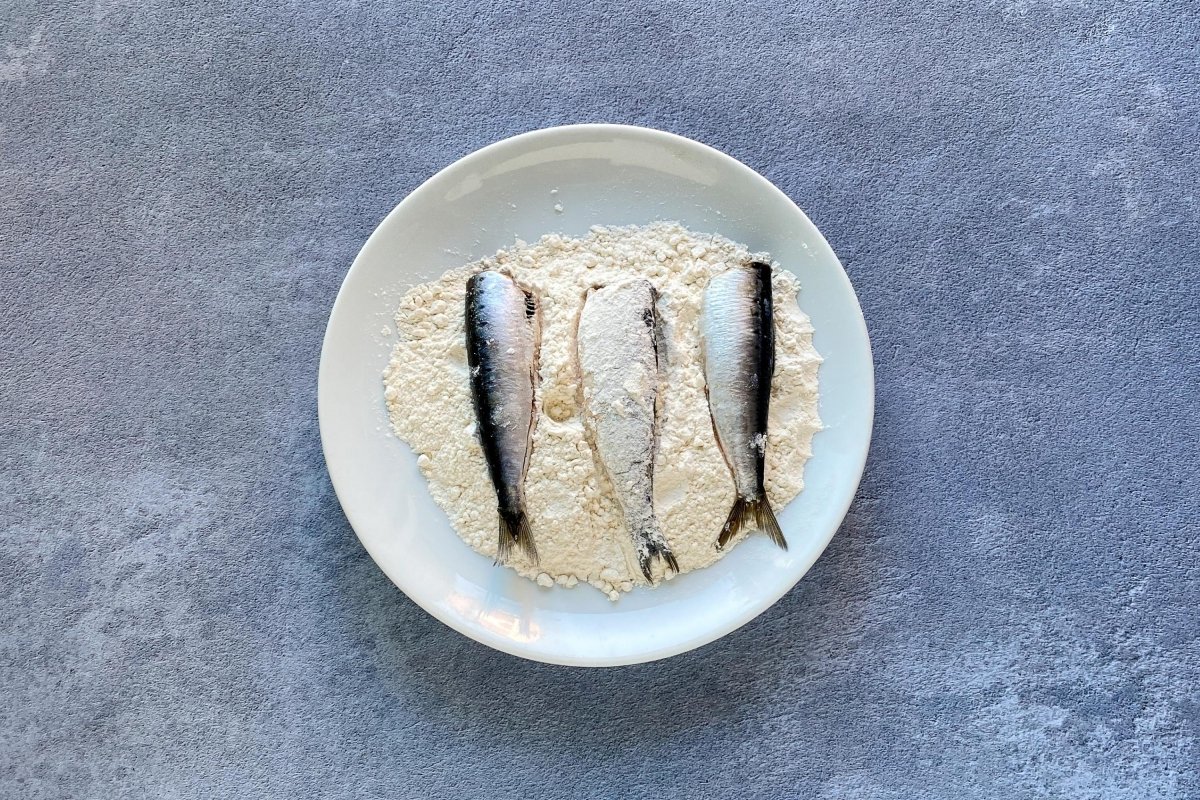 Enharinar las sardinas
