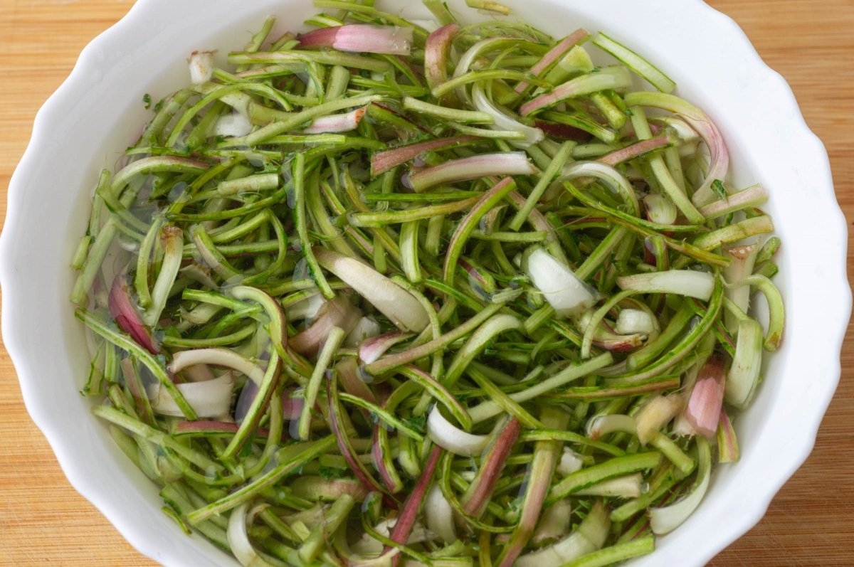 Enjuagar las tagarninas para hacerlas esparragadas