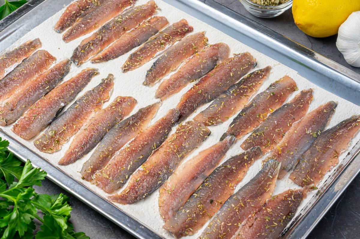 Enjuagar y secar las sardinas marinadas