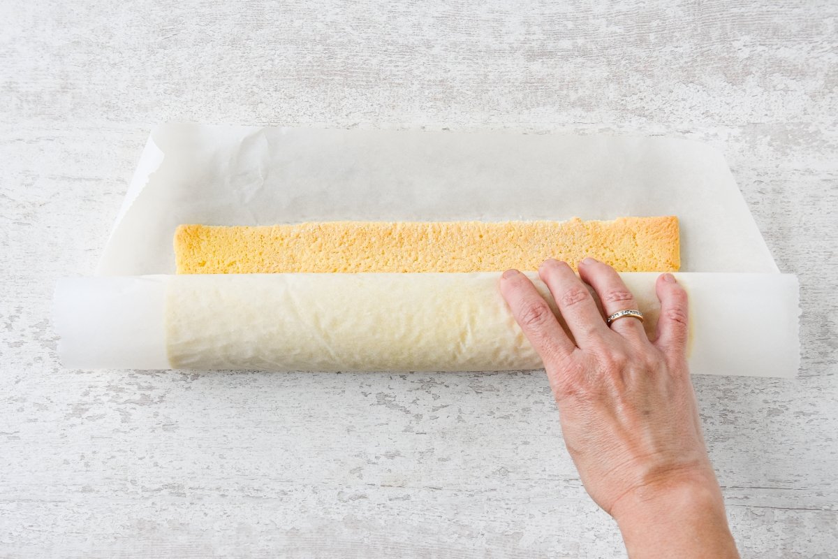 Enrollamos el bizcocho y dejamos enfriar