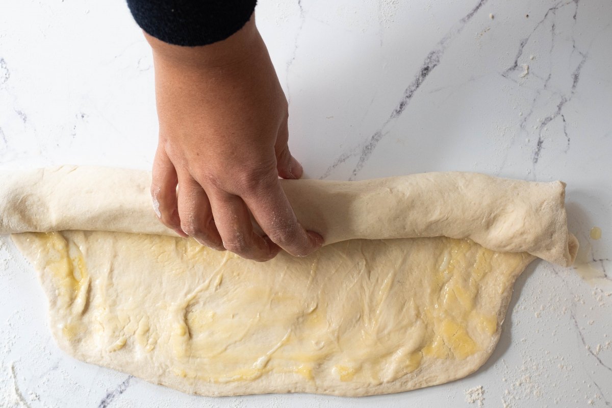 Enrollamos la masa de la pizza Chicago