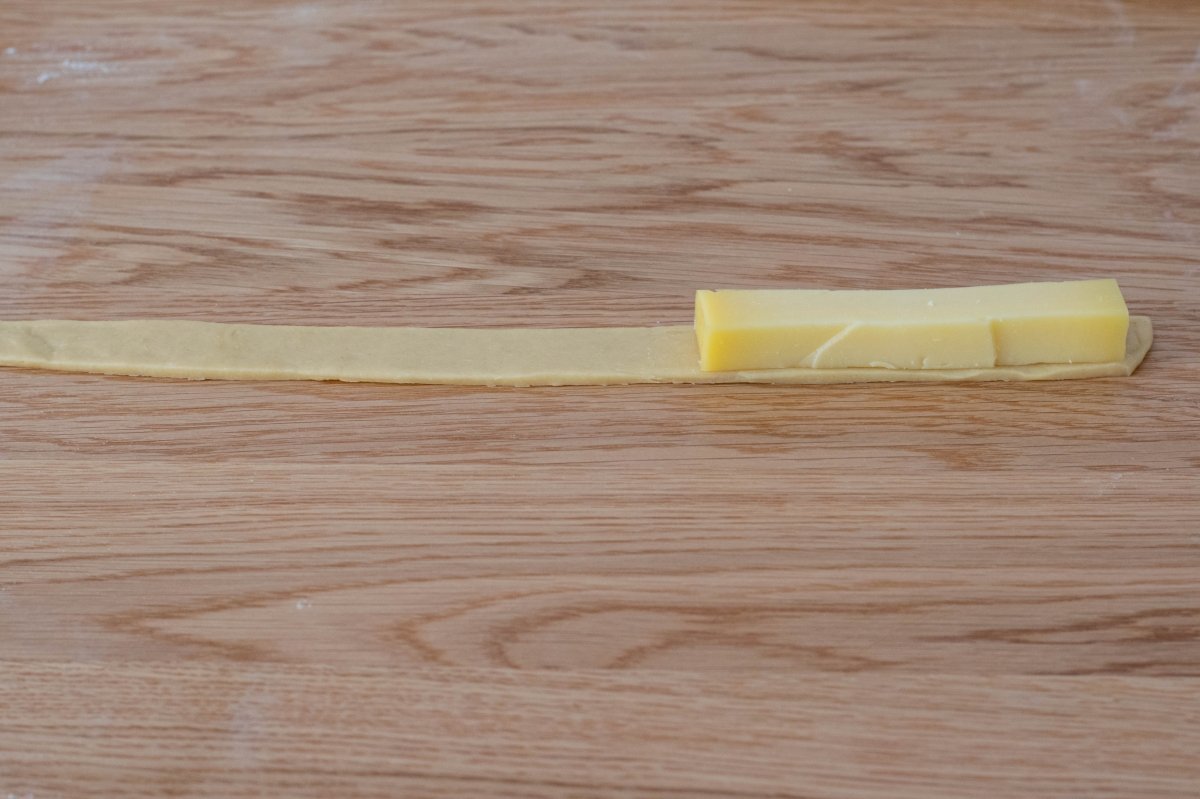 Enrollar el queso con la masa de los tequeños de queso