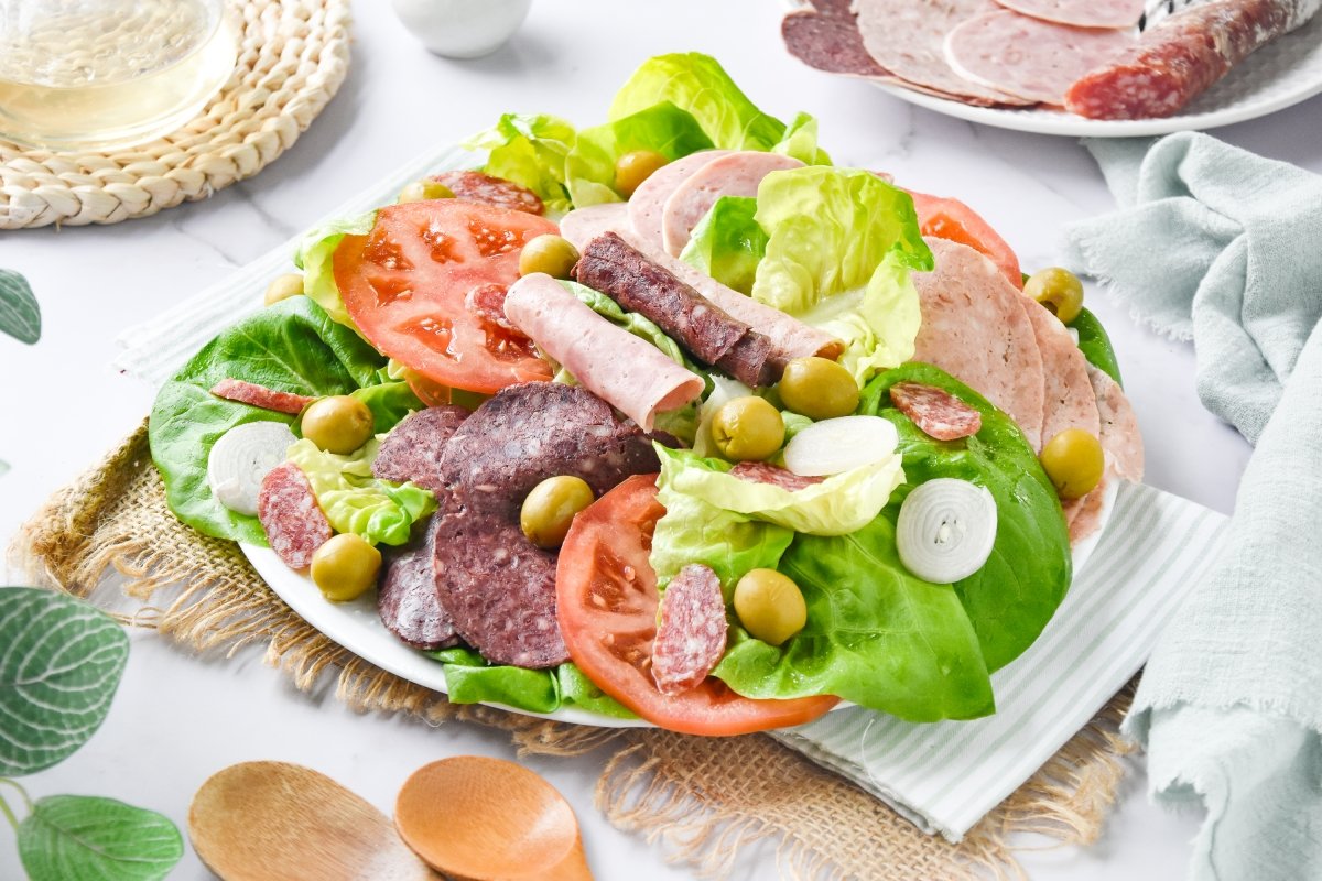 Ensalada catalana lista para comer