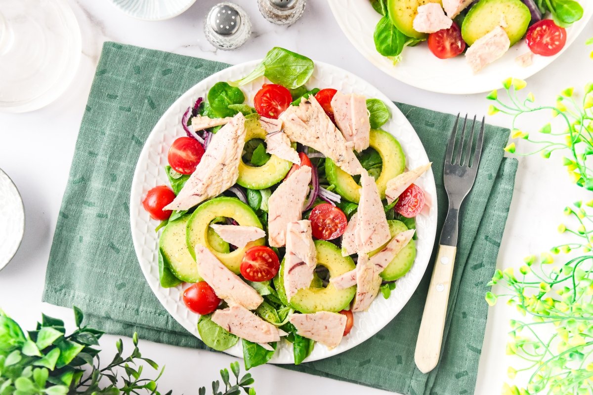 Ensalada de aguacate y atún casera