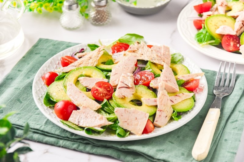 Ensalada de aguacate y atún
