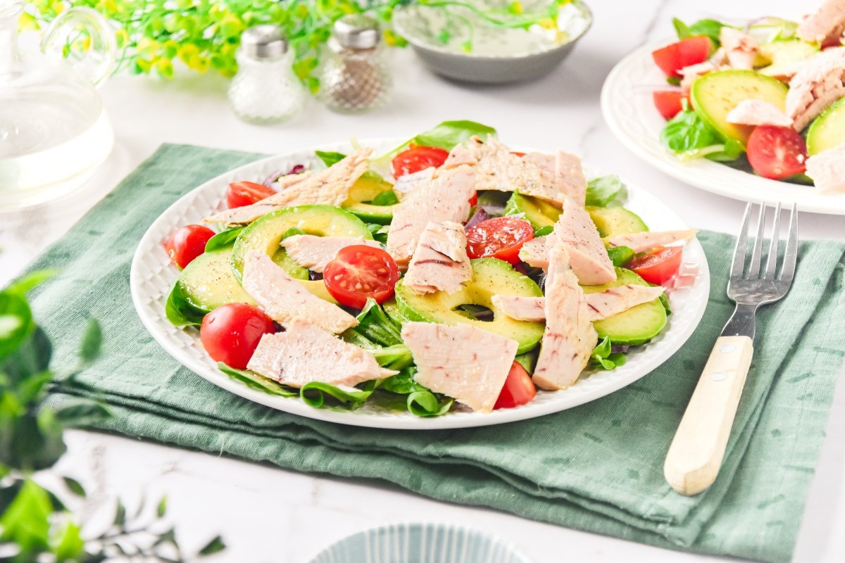 Ensalada de aguacate y atún