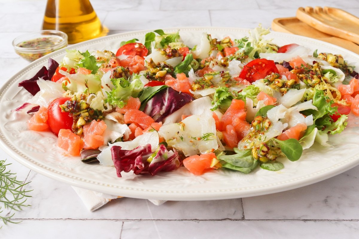 Ensalada de ahumados con vinagreta de pistachos, mostaza y miel