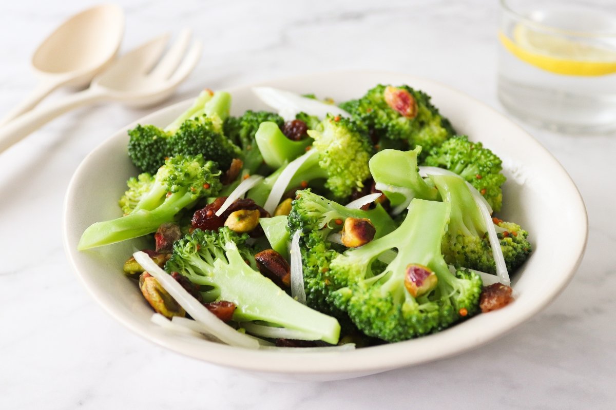 Ensalada de brócoli con salsa de yogur griego
