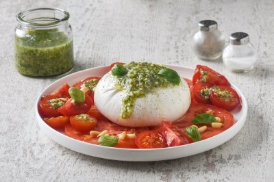 Ensalada de burrata con tomate y pesto