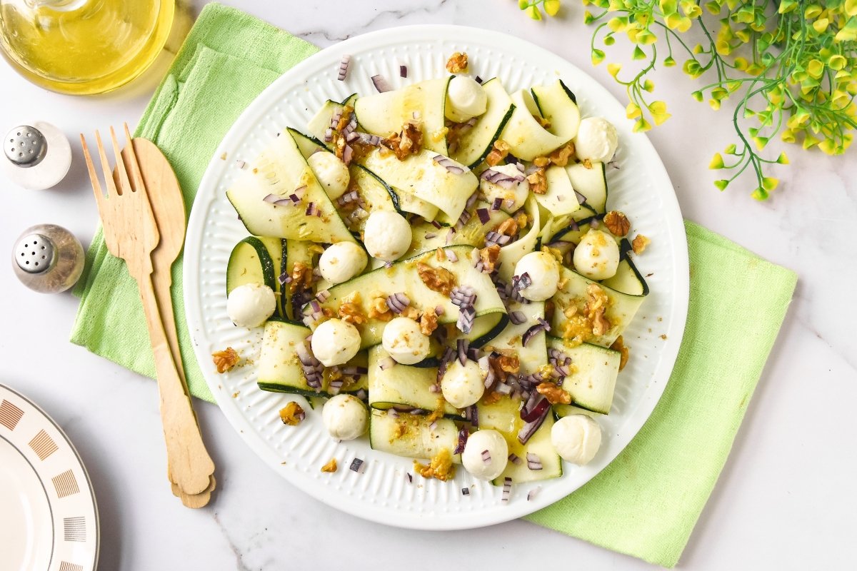 Ensalada de calabacín recién hecha