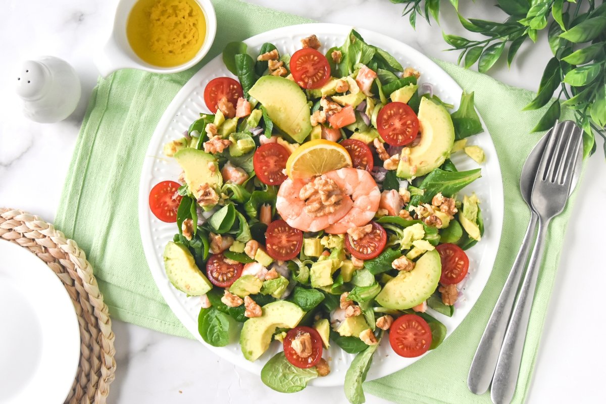 Ensalada de canónigos con aguacate y gambas casera