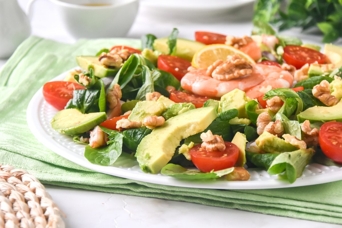 Ensalada de canónigos con aguacate y gambas lista para comer