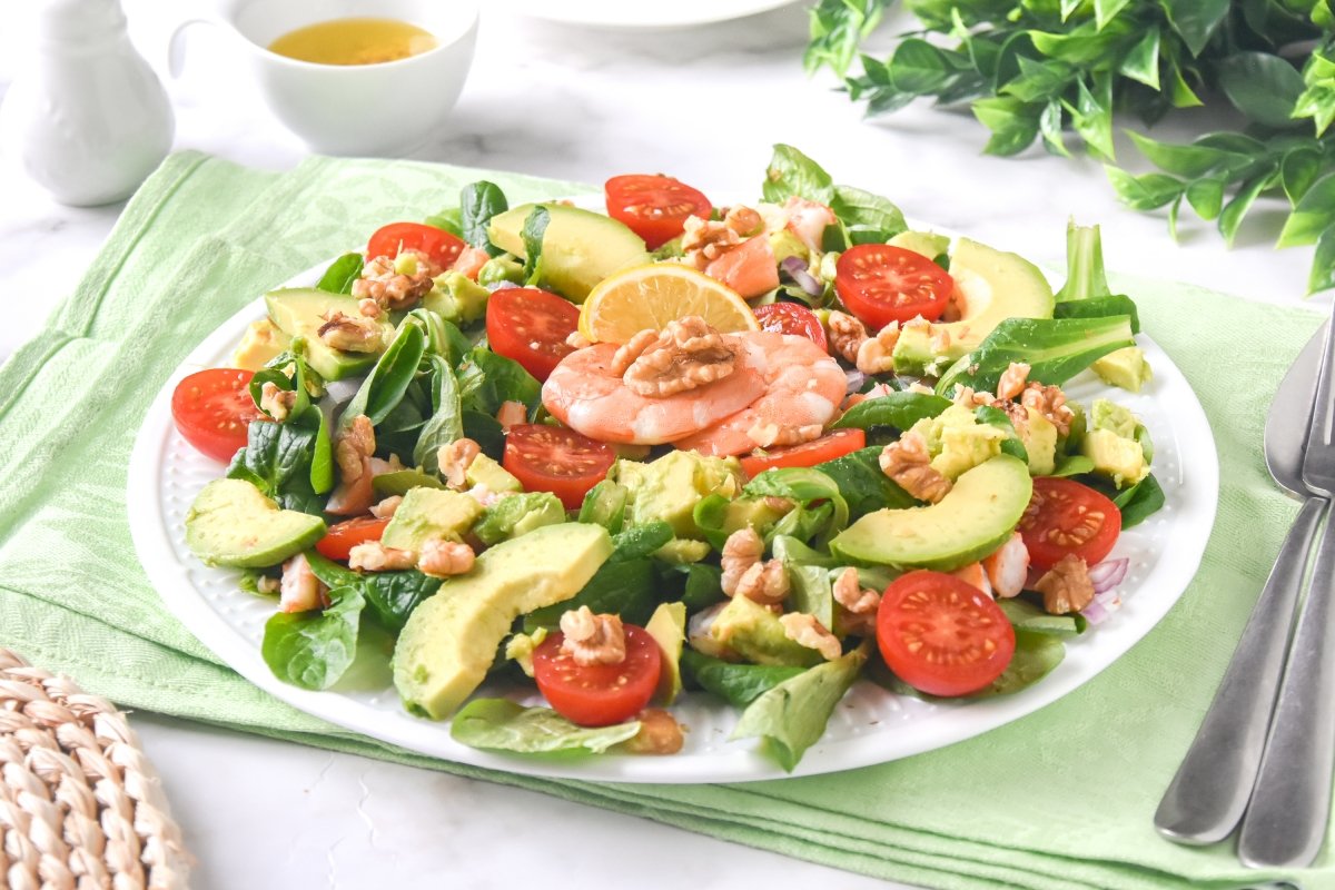 Ensalada de canónigos con aguacate y gambas