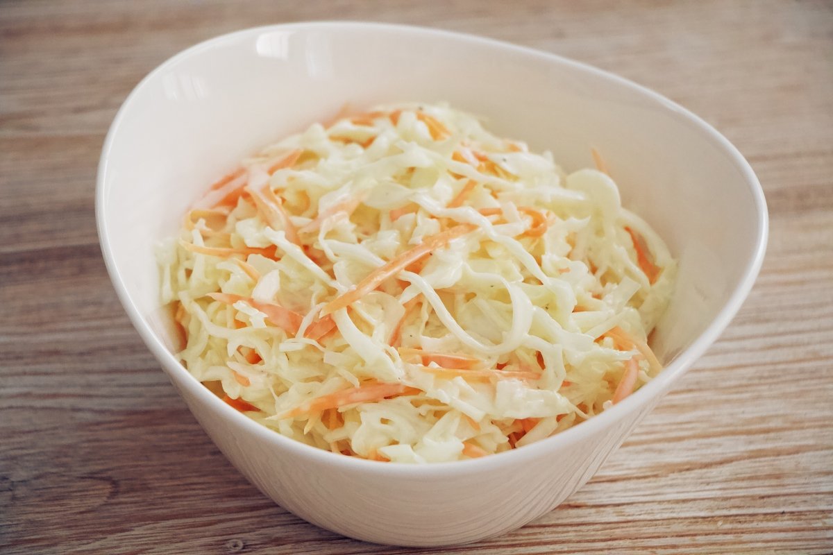 Ensalada de col y zanahoria o coleslaw