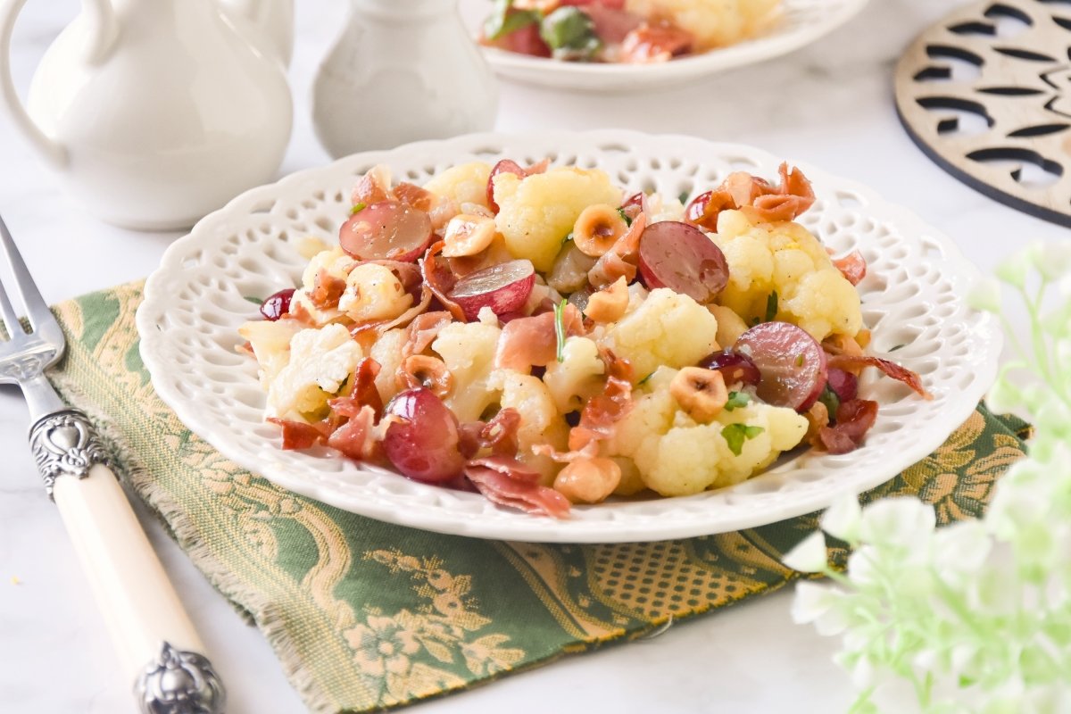 Ensalada de coliflor lista para comer