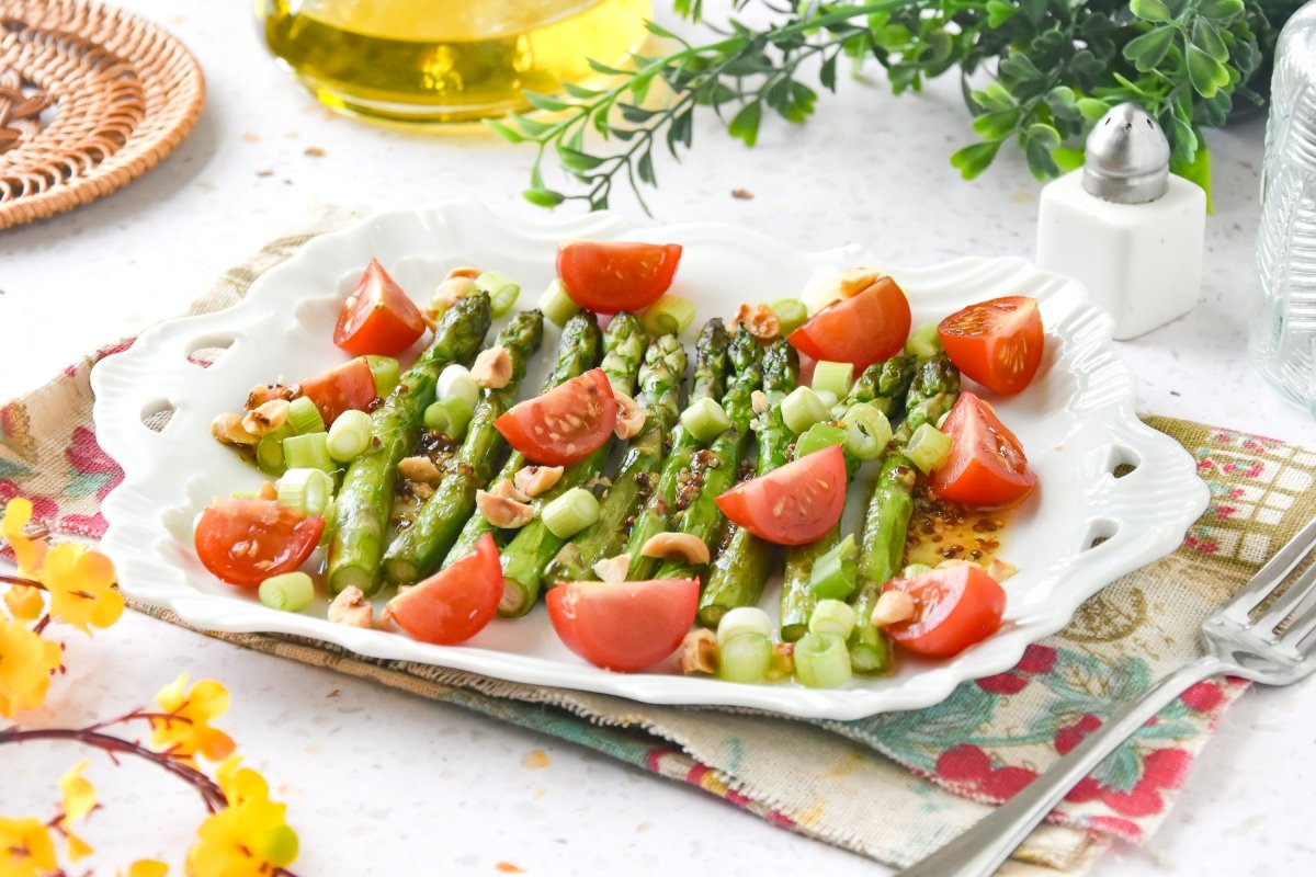 Ensalada de espárragos lista para comer