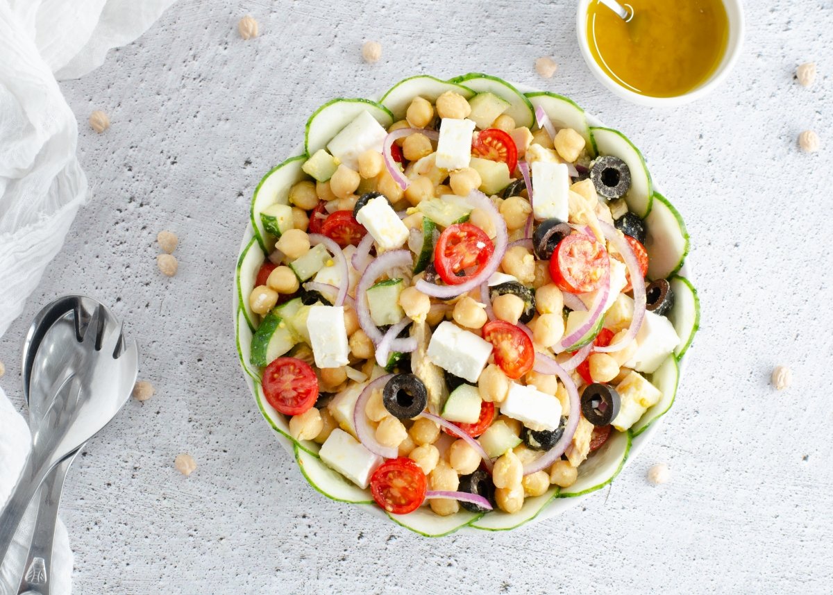 Salad with chickpeas accompanied by dressing