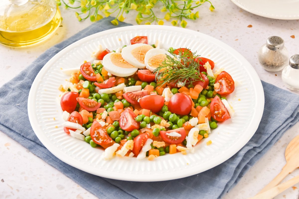 Ensalada de guisantes lista para comer
