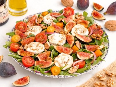 Ensalada de higos con queso de cabra y nueces