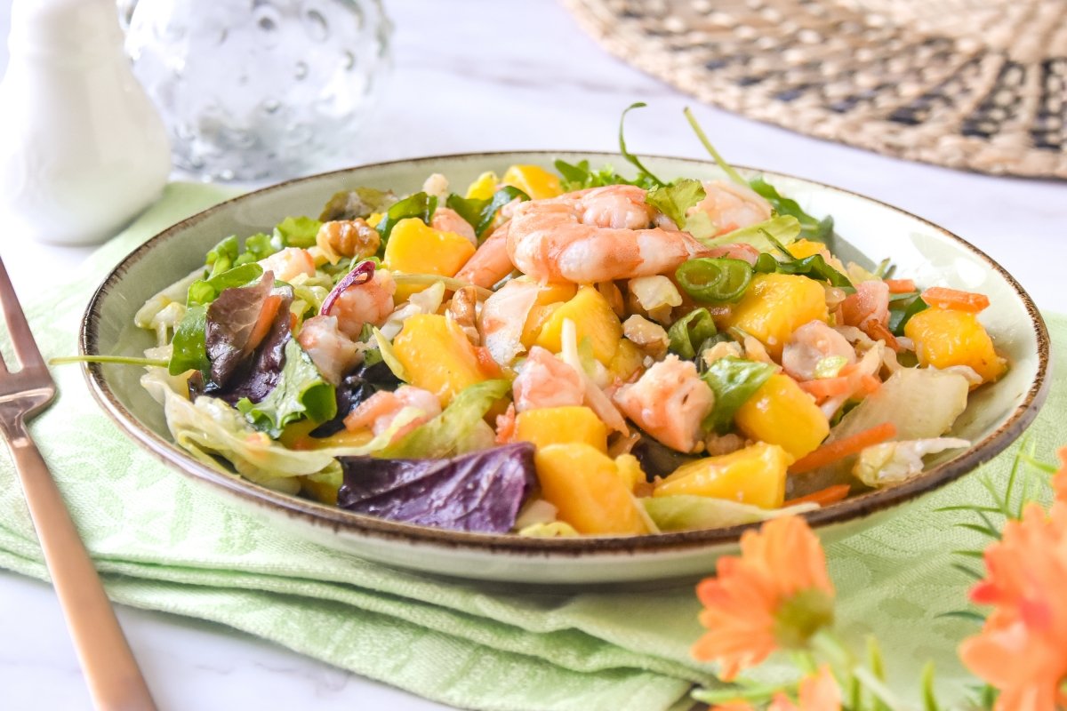 Ensalada de langostinos lista para comer