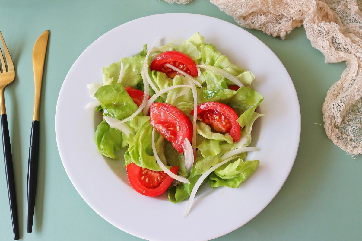 Lettuce and tomato salad main photo