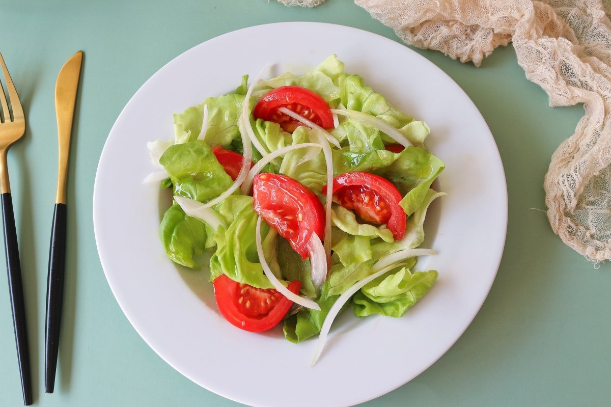 Ensalada de lechuga y tomate foto principal