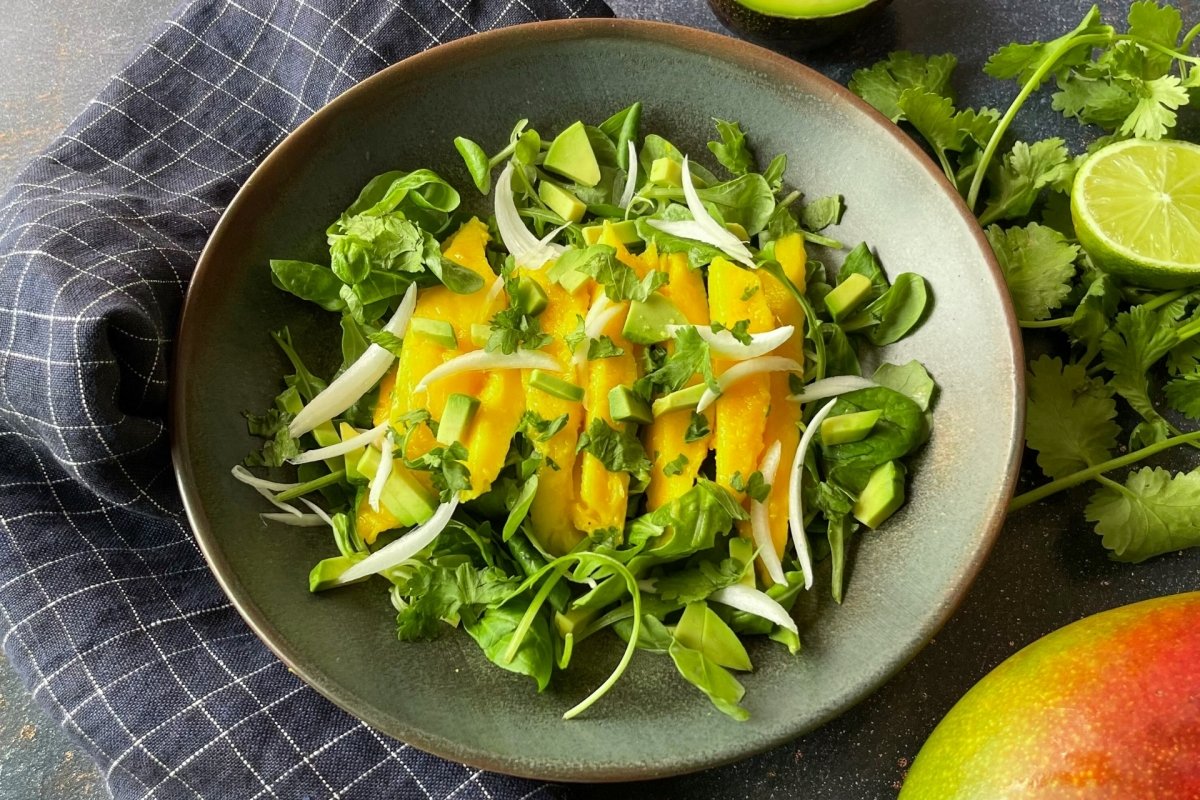 Ensalada de mango con lima y cilantro