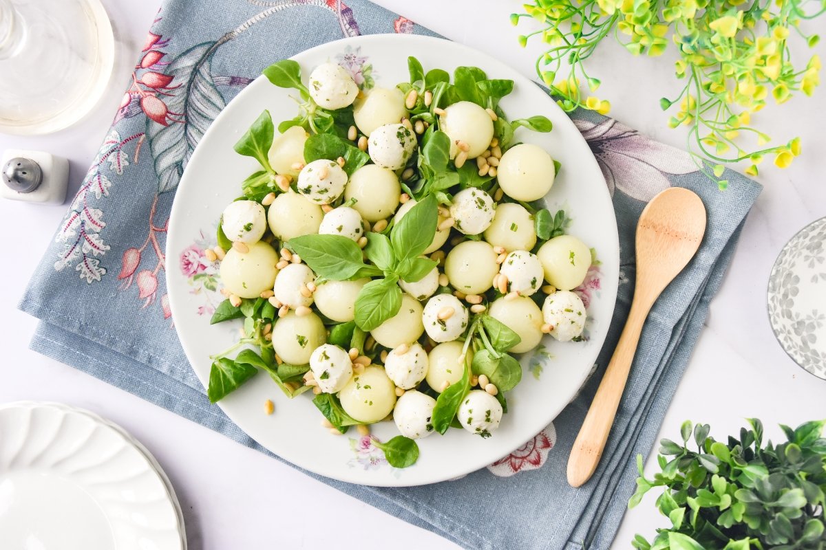 Ensalada de melón con mozzarella casera