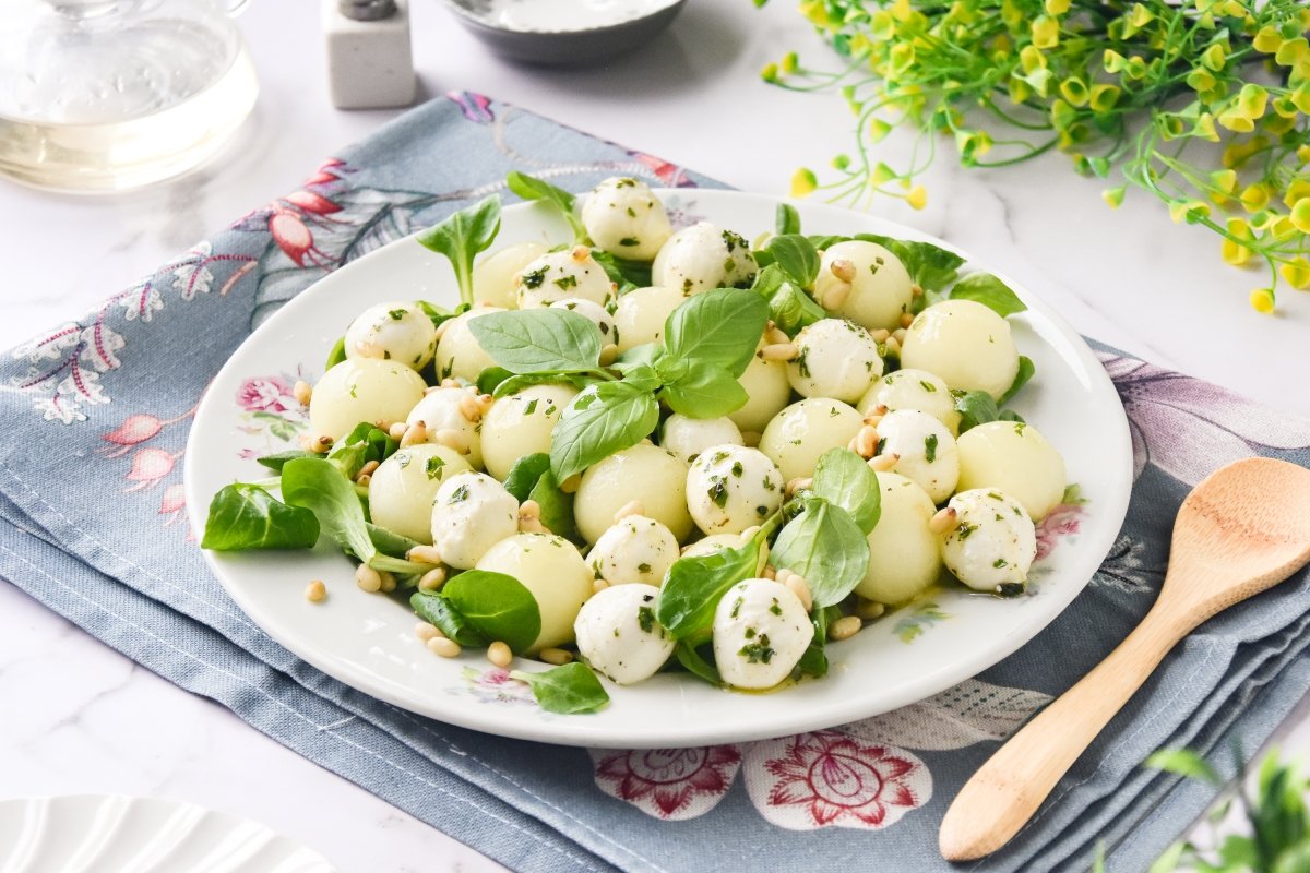 Ensalada de melón con mozzarella lista para comer