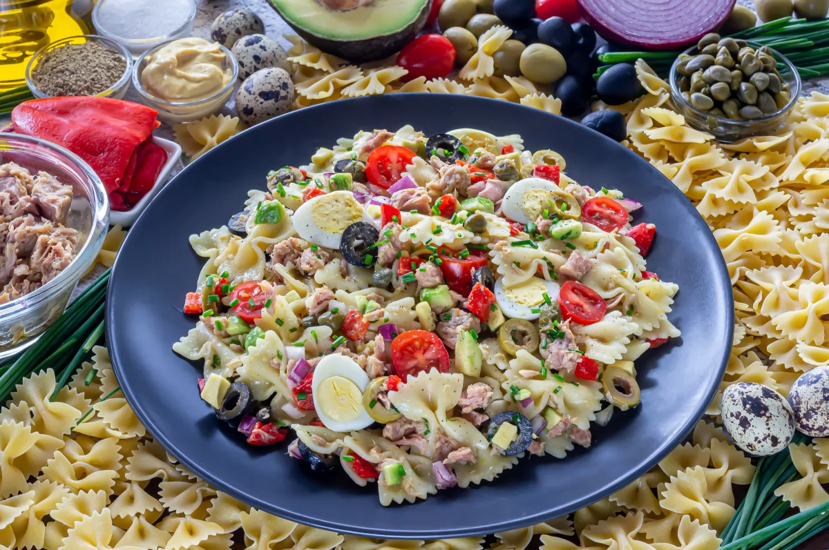 https://imag.bonviveur.com/ensalada-de-pasta-con-atun.webp