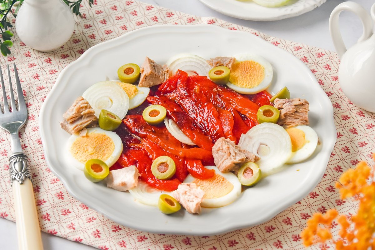 Ensalada de pimientos asados lista para comer