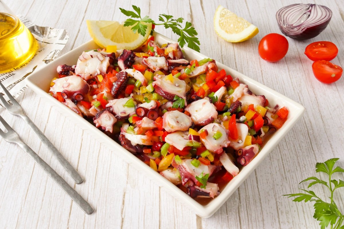 Ensalada de pulpo con picadillo de verduras