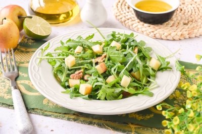 Ensalada de rúcula con manzana y nueces