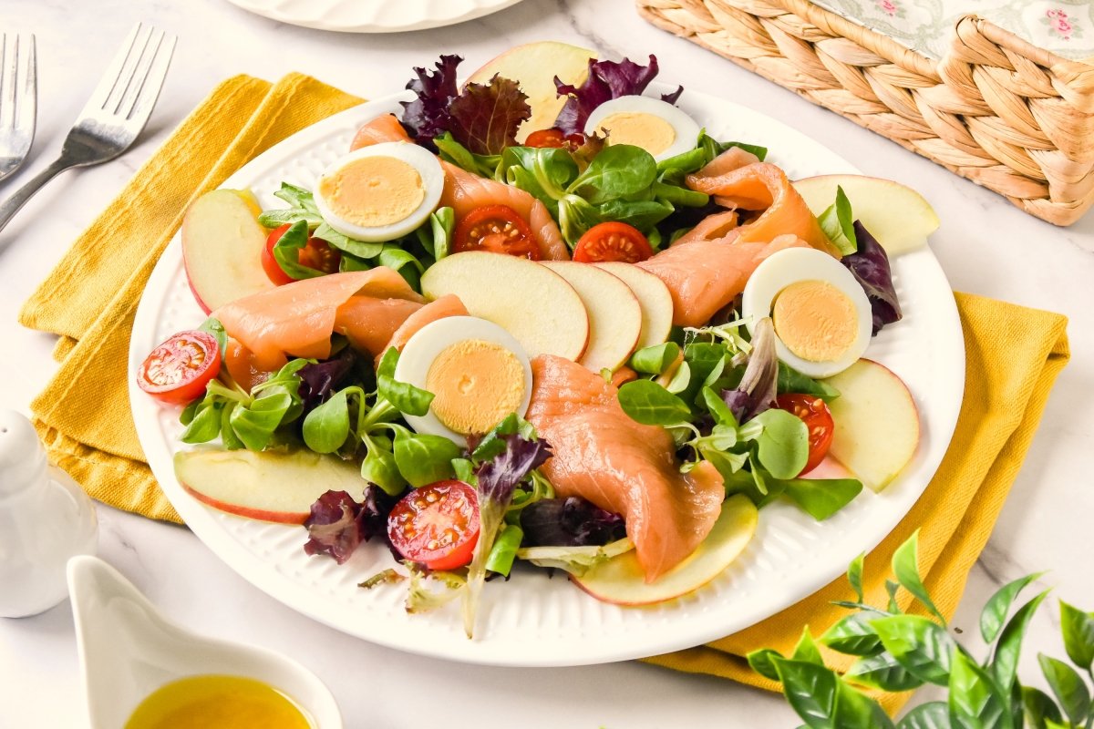 Ensalada de salmón ahumado lista para comer