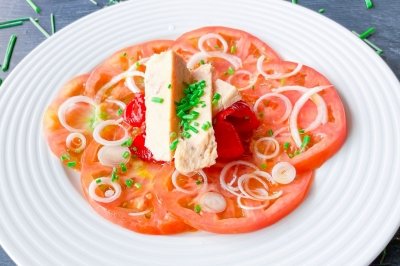 Ensalada de bonito, tomate y pimientos