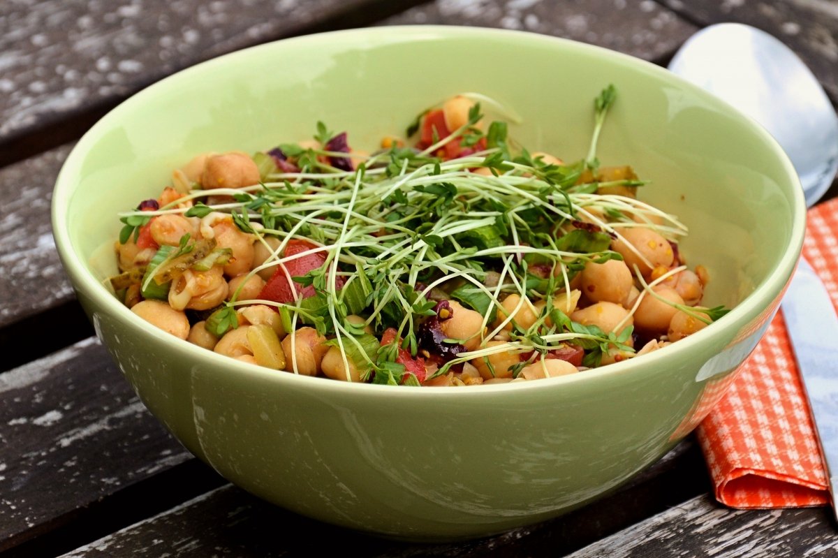 Ensalada fría de garbanzos, brotes frescos y vegetales